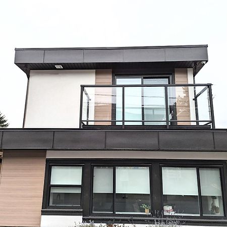 Centrally Located, Modern, 2 Bedroom Home Ванкувер Екстер'єр фото