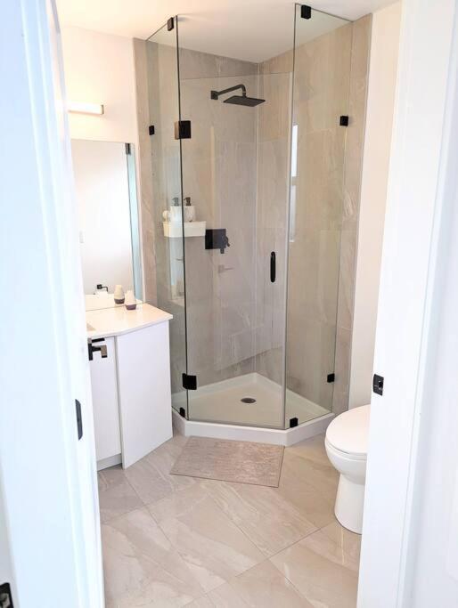 Centrally Located, Modern, 2 Bedroom Home Ванкувер Екстер'єр фото