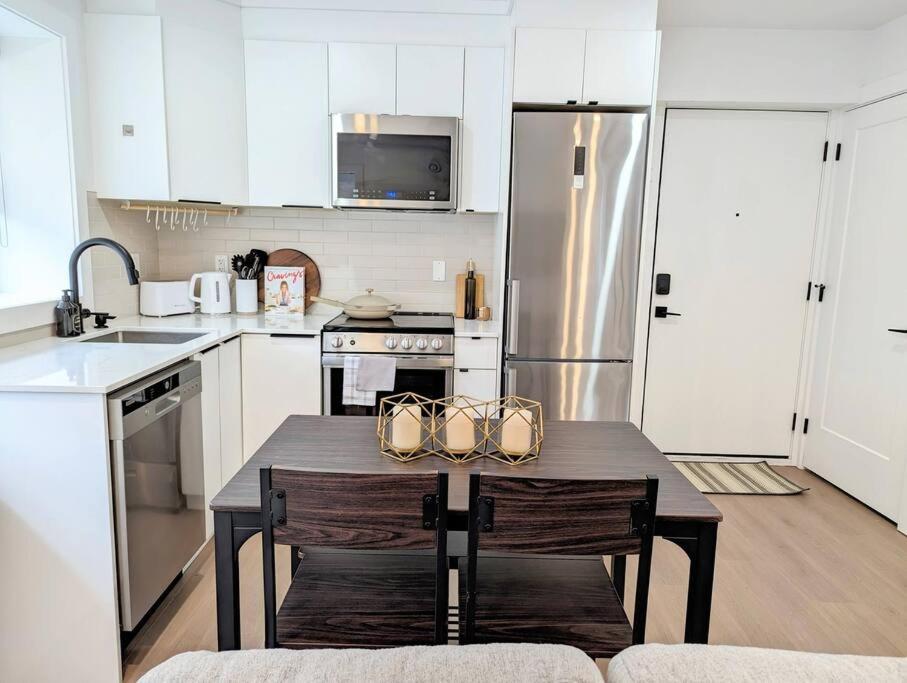 Centrally Located, Modern, 2 Bedroom Home Ванкувер Екстер'єр фото