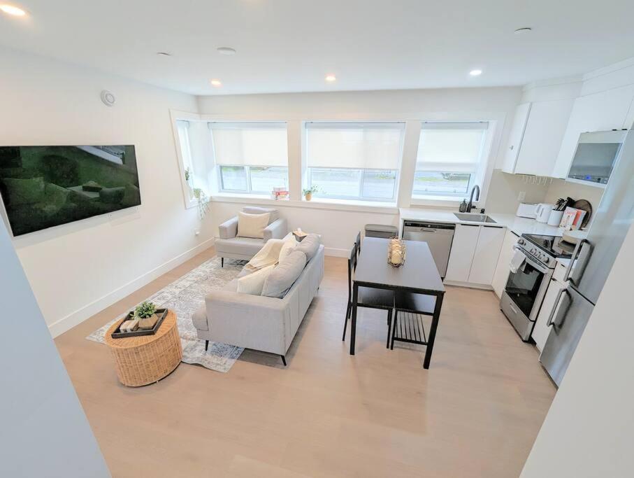 Centrally Located, Modern, 2 Bedroom Home Ванкувер Екстер'єр фото