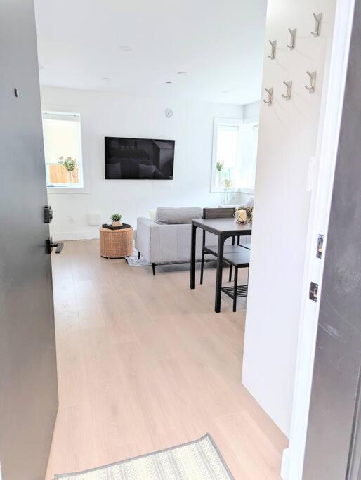 Centrally Located, Modern, 2 Bedroom Home Ванкувер Екстер'єр фото